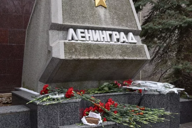 В День освобождения Ленинграда от фашистской блокады севастопольские депутаты возложили цветы к памятному знаку