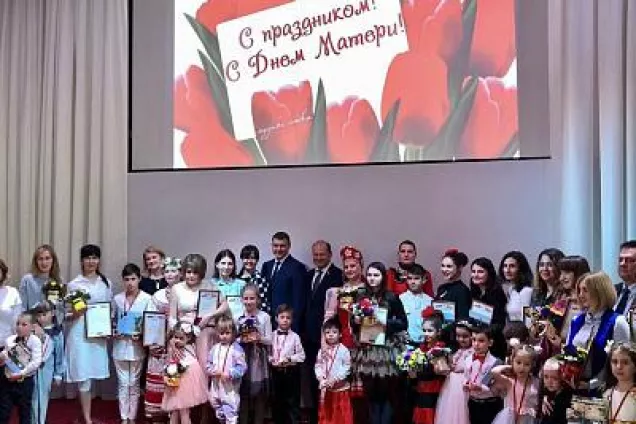 Александр Скрябин и Вартерес Самургашев поздравили с Днем матери жительниц Пролетарского района Ростова