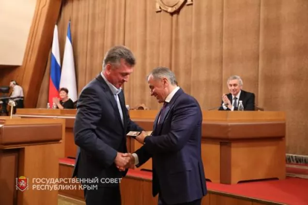 Сергей Тарасов получил удостоверение депутата Государственного Совета Республики Крым