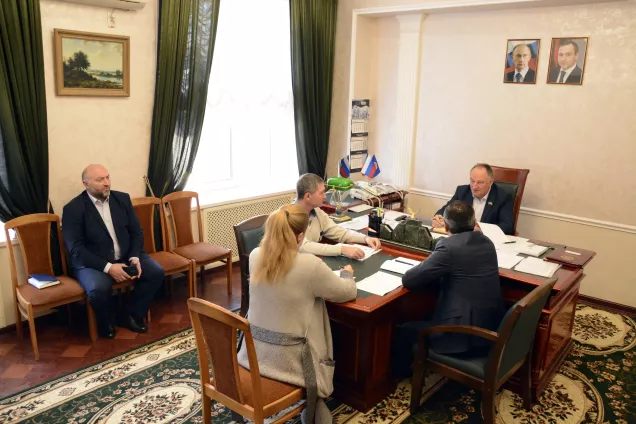 В Парламенте КЧР обсудили организацию работы по национальным и партийным проектам