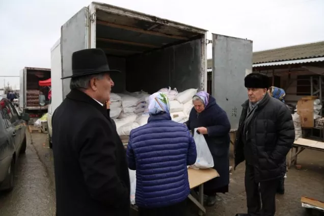 Парламентарии посетили крупные рынки и оптовые склады республики