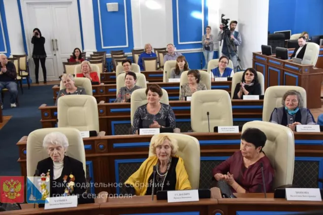 ФОТОРЕПОРТАЖ. В севастопольском парламенте поздравили с Международным женским днем