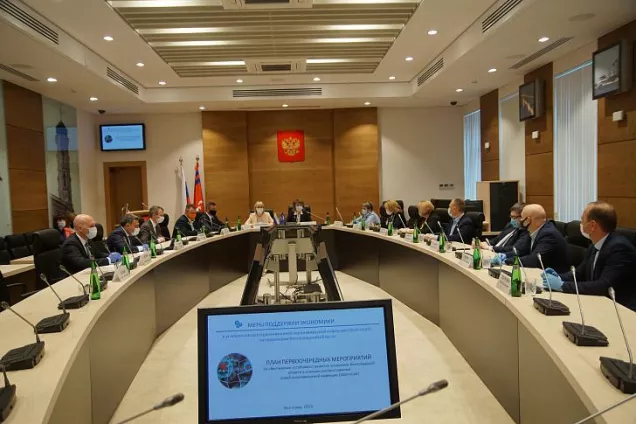 Представители власти и общественности обсуждают меры поддержки экономики и социальной сферы