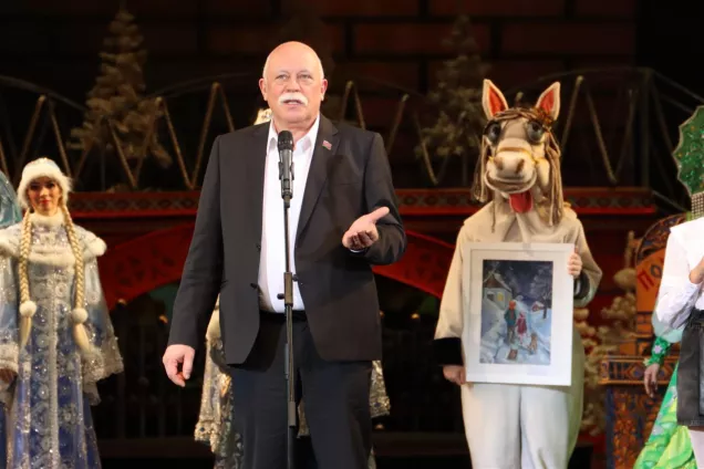 Депутаты Кубани на новогоднее представление пригласили тех детей, чьи родители приближают Победу в СВО