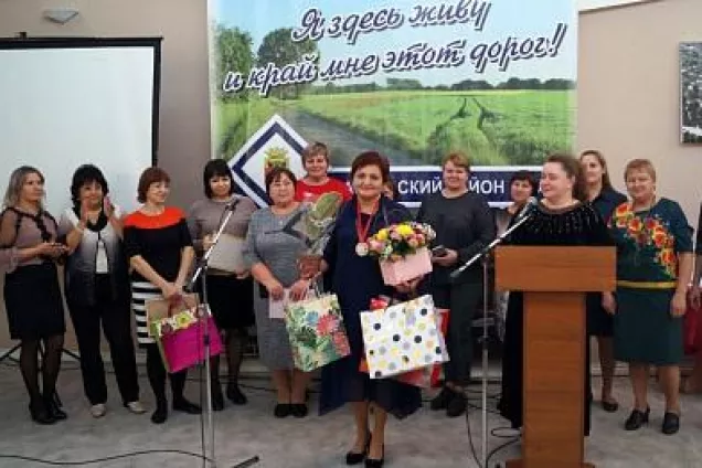 Депутат Сергей Рожков поздравил коллектив Центральной  детской библиотеки  Аксайского района  