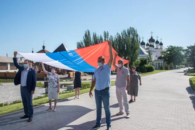 В День России состоялась церемония поднятия государственного флага