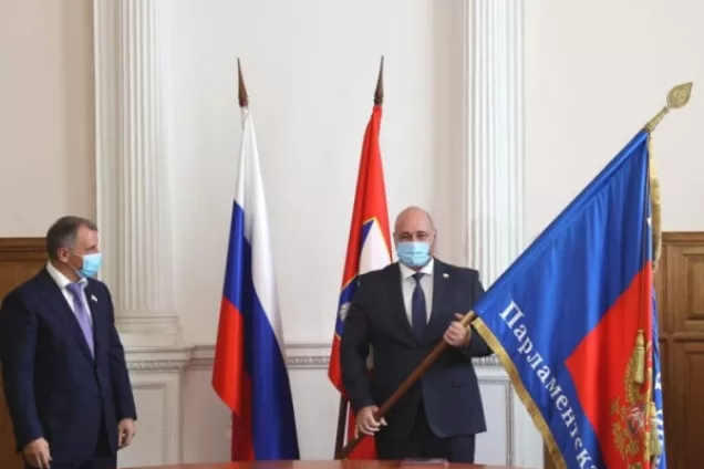 Владимир Константинов вручил флаг ЮРПА председателю Законодательного Собрания города Севастополя Владимиру Немцеву