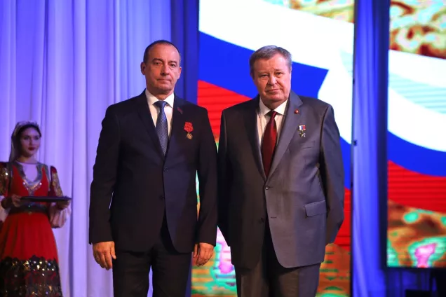 Полпред Президента  в ЮФО В. Устинов вручил спикеру кубанского парламента Ю.Бурлачко гос.награду