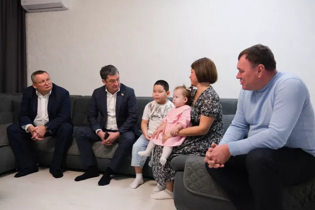 Спикер астраханского парламента И.Мартынов побывал в гостях у семьи участника СВО