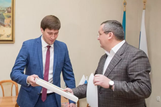 Игорь Мартынов вручил Почетную грамоту Думы капитану «Волгаря» Роману Локтионову