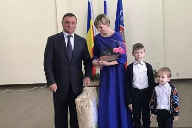 Арутюн Сурмалян поздравил жительниц Железнодорожного района с Днем матери