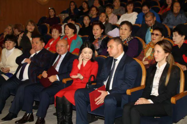 
Н. Нуров поздравил женщин с Днем матери