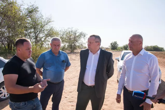 Развитие фермерства и обновленный сквер – Игорь Мартынов посетил Енотаевский район