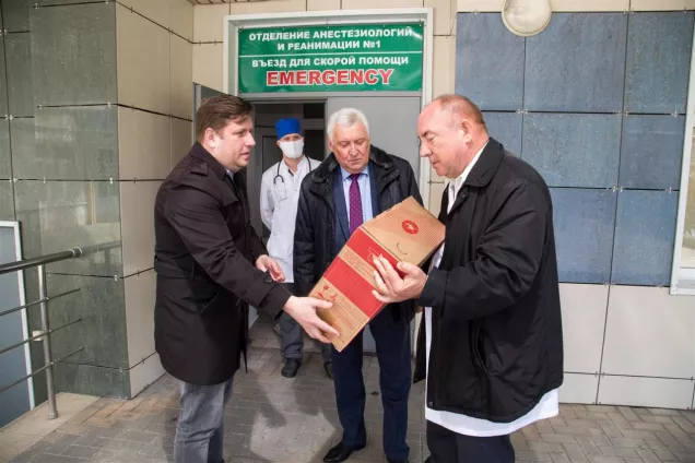 Ю. Бурлачко считает, что помощь депутатов необходима в приобретении аппаратов ИВЛ