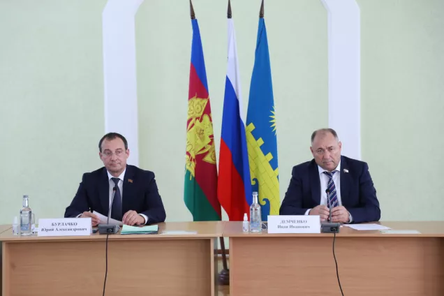 Председатель парламента Кубани Юрий Бурлачко отчитался о работе депутатов по выполнению наказов избирателей.