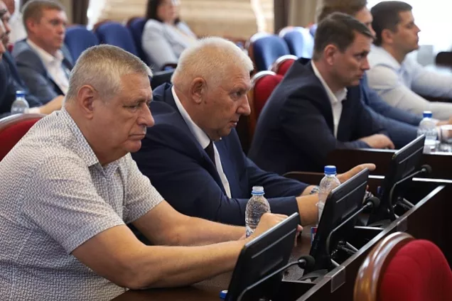 На сессии ЗСК в первом чтении принят закон о трудовом воспитании в учебных учреждениях края