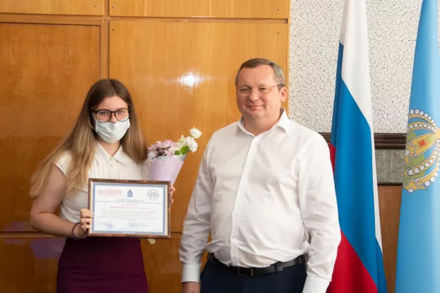 Председатель Думы Астраханской области И.Мартынов вручил сертификаты выпускникам «ШКОЛЫ ПАРЛАМЕНТСКОЙ ЖУРНАЛИСТИКИ»