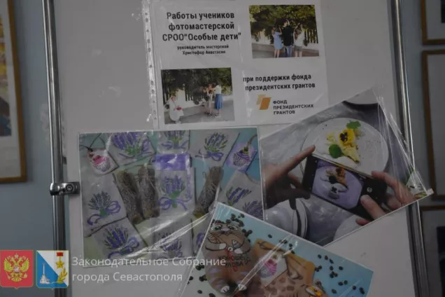  В парламенте открылась выставка фоторабот детей с ОВЗ