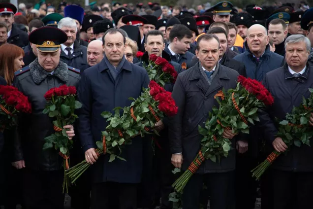 Руководители региона в День защитника Отечества возложили венки к обелиску погибшим воинам