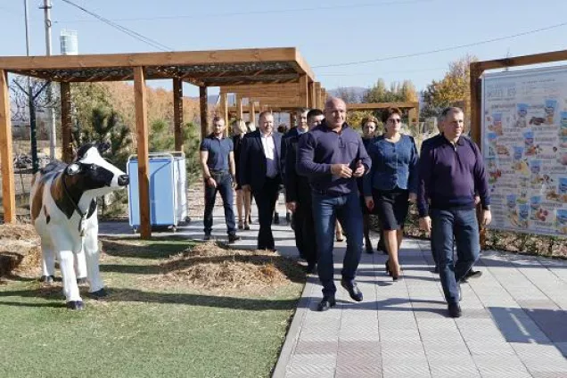 Владимир Константинов посетил фабрику по производству мороженого