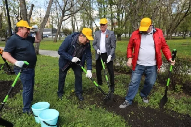 Ставропольские парламентарии посадили деревья в память о погибших защитниках Отечества
