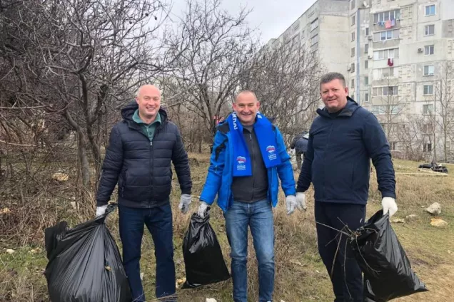 Вячеслав Камзолов принял участие в субботнике на Северной стороне