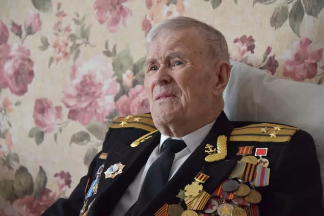 Владимир Немцев поздравил ветерана Валентина Беседина с годовщиной Сталинградской битвы