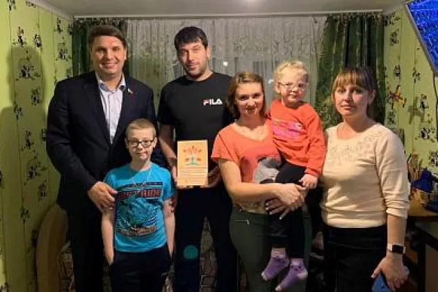 Владимир Влазнев вручил справочник о мерах соцподдержки семье Николенко в Азовском районе