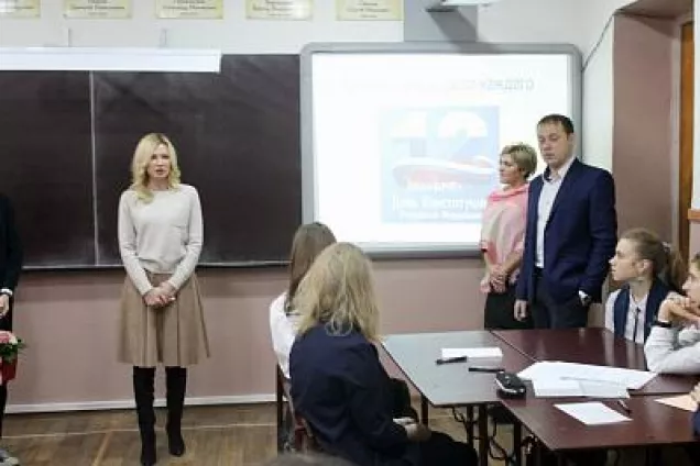 Екатерина Стенякина обсудила роль Конституции со школьниками города Шахты