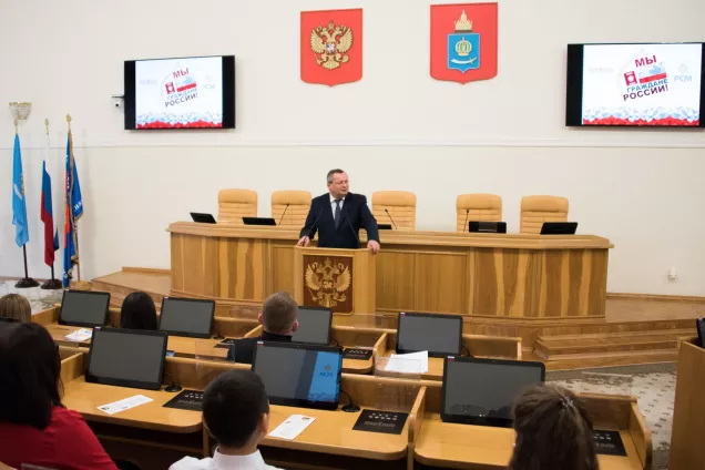 Игорь Мартынов вручил паспорта юным астраханцам