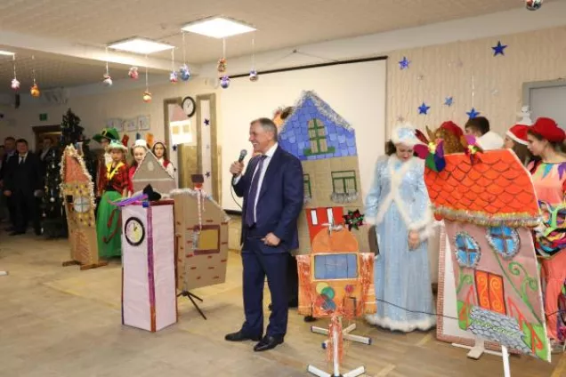 Владимир Константинов поздравил маленьких пациентов республиканской больницы с Днем святого Николая