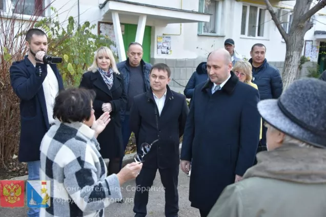 РАБОТА В ОКРУГЕ. Владимир Немцев открыл новый сквер на ул. Н.Островской