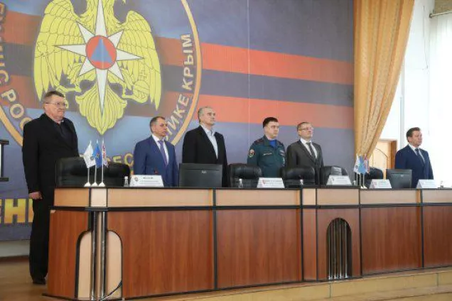 Владимир Константинов вручил благодарственные письма крымским сотрудникам МЧС