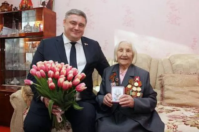 Игорь Бураков вручил юбилейную награду ветерану войны и труда