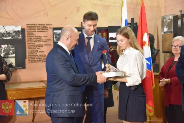 ФОТОРЕПОРТАЖ. Церемония вручения паспортов юным севастопольцам прошла в Музее Черноморского флота