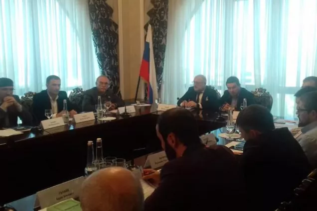 В конференц-зале бизнес-отеля 