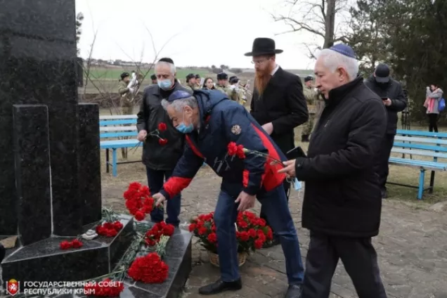 Парламентарии почтили память крымчаков и евреев, расстрелянных фашистами в 1941-1943 годов