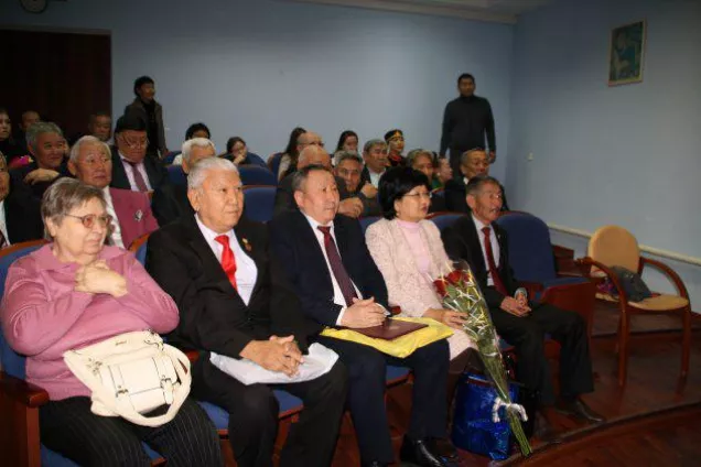 Саглар Бакинова поздравила народного поэта Калмыкии