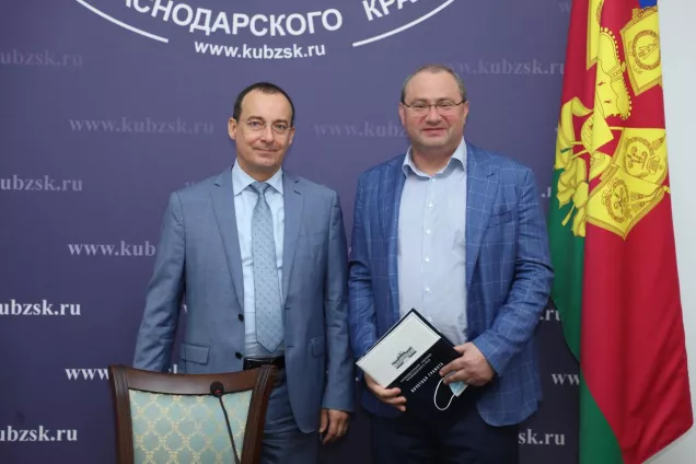 Председатель парламента Кубани Юрий Бурлачко вручил грамоты  руководителям ключевых ведомств социального блока Кубани