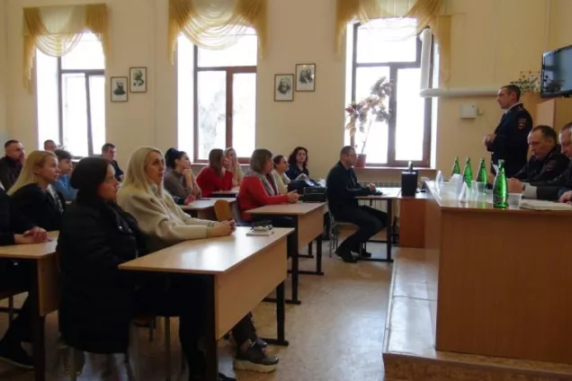 Артем Гордиенко принял участие во встрече жителей Ленинского района с участковыми