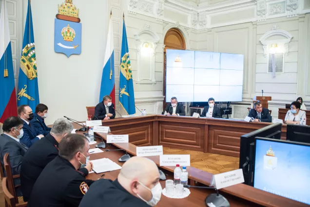 Общественный порядок и национальные проекты обсудили власти Астраханской области