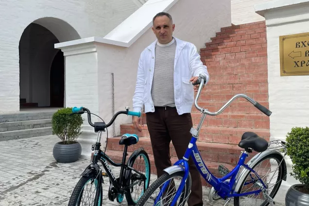 Депутат Думы Астраханской области Олег Тумаров подарил детям велосипеды