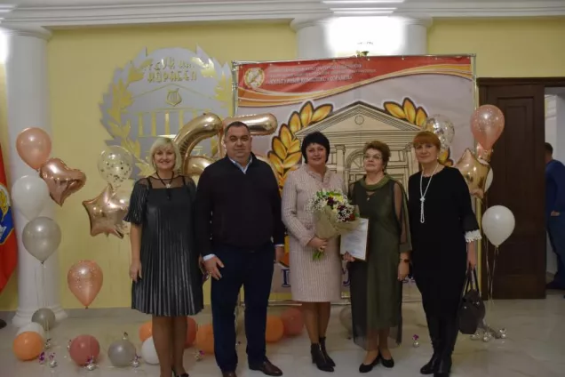 Татьяна Лобач поздравила коллектив Инкерманского Дома культуры с 65-летием со дня основания