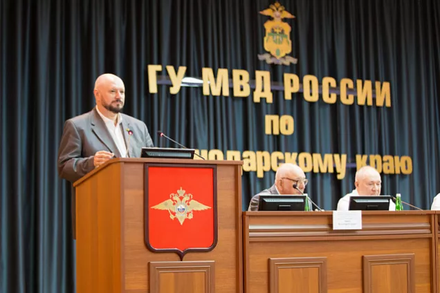 Кубанские депутаты поздравили выпускников-правоохранителей с началом служебной деятельности