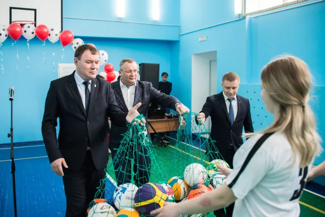 Игорь Мартынов принял участие в открытии школьного спортзала