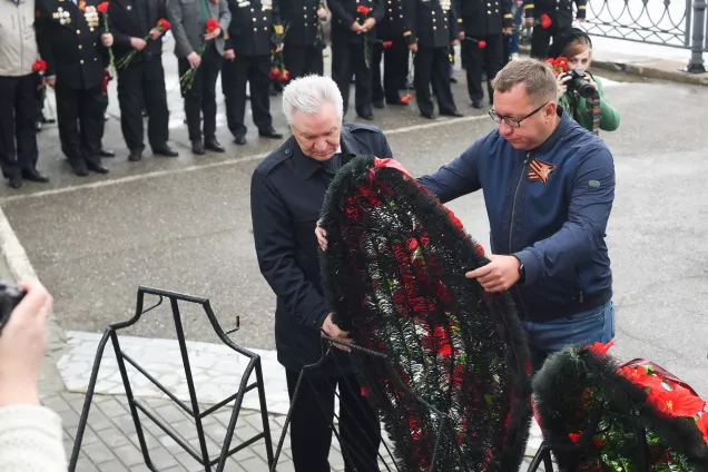 Астраханские парламентарии приняли участие в возложении венков к региональным памятникам воинской славы