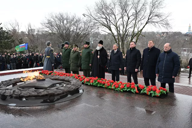 Депутаты  Дона возложили венки и цветы в память подвига воинов-освободителей Ростова-на-Дону