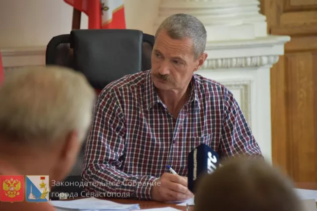 Депутаты попросят Правительство Севастополя пересадить деревья с площади Ушакова