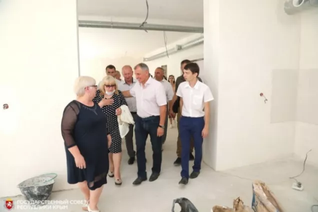 Председатель парламента Крыма Владимир Константинов.Сельские школы и детские сады Крыма обретают новый облик