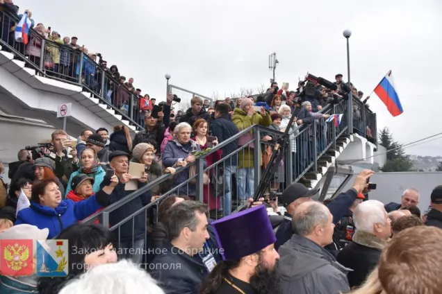 ФОТОРЕПОРТАЖ. Первый пассажирский поезд, прошедший по Крымскому мосту, встретили в Севастополе
